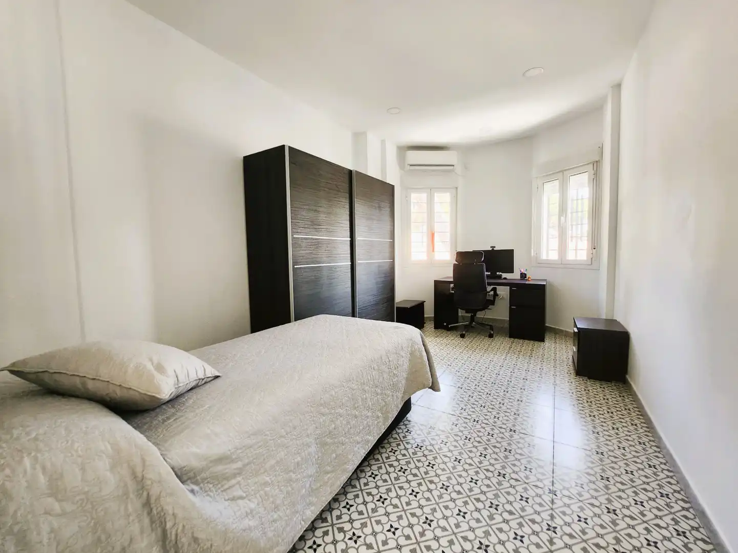 Habitación de Casa o chalet en venta en Alcalá de Guadaira con Aire acondicionado, Calefacción y Jardín privado