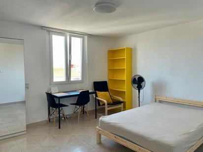 Bedroom of Flat to share in  Valencia Capital  with Heating and Washing machine