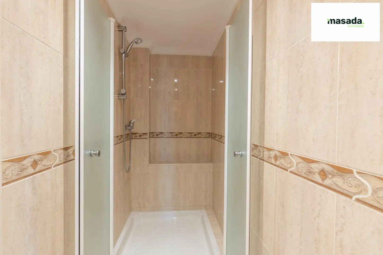Bany de Pis en venda en Granada amb Aire condicionat, Calefacció i Moblat