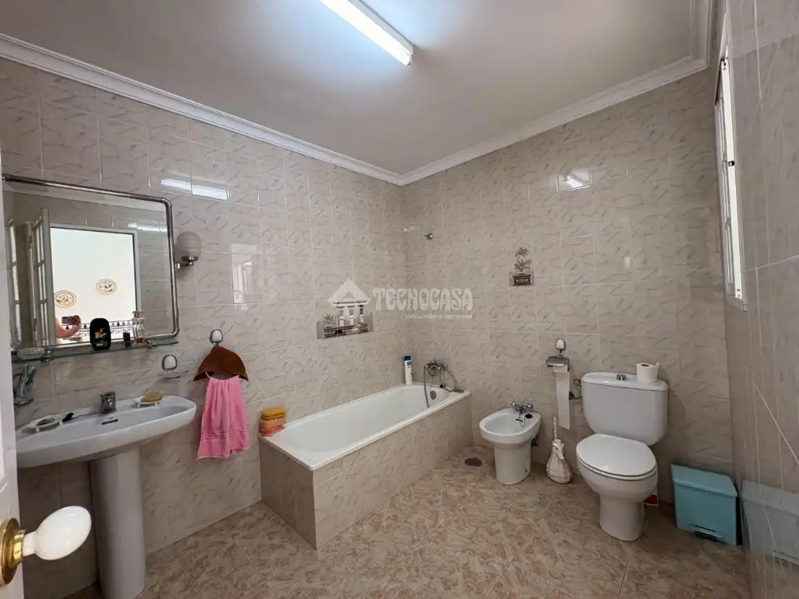 Baño de Casa adosada en venta en Ardales con Terraza, Amueblado y Balcón