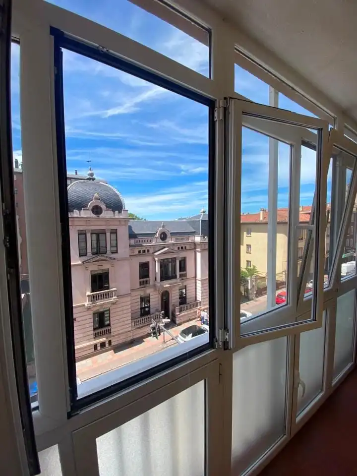 Vista exterior de Piso en venta en León Capital  con Calefacción y Terraza