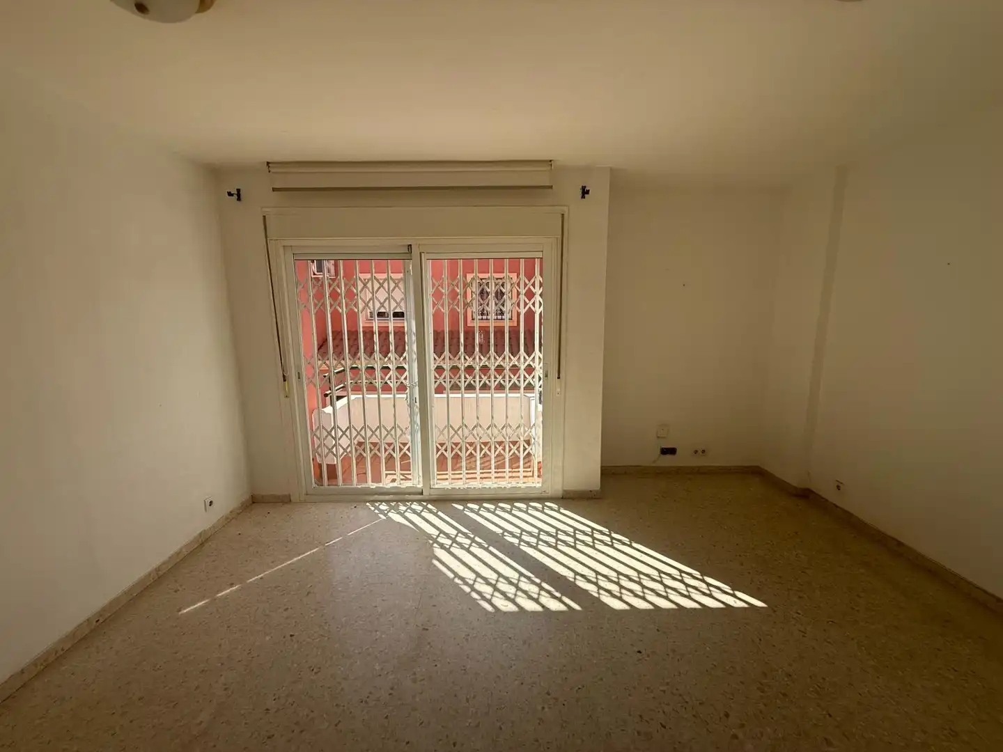 Habitación de Casa adosada en venta en Algeciras con Jardín privado y Piscina comunitaria