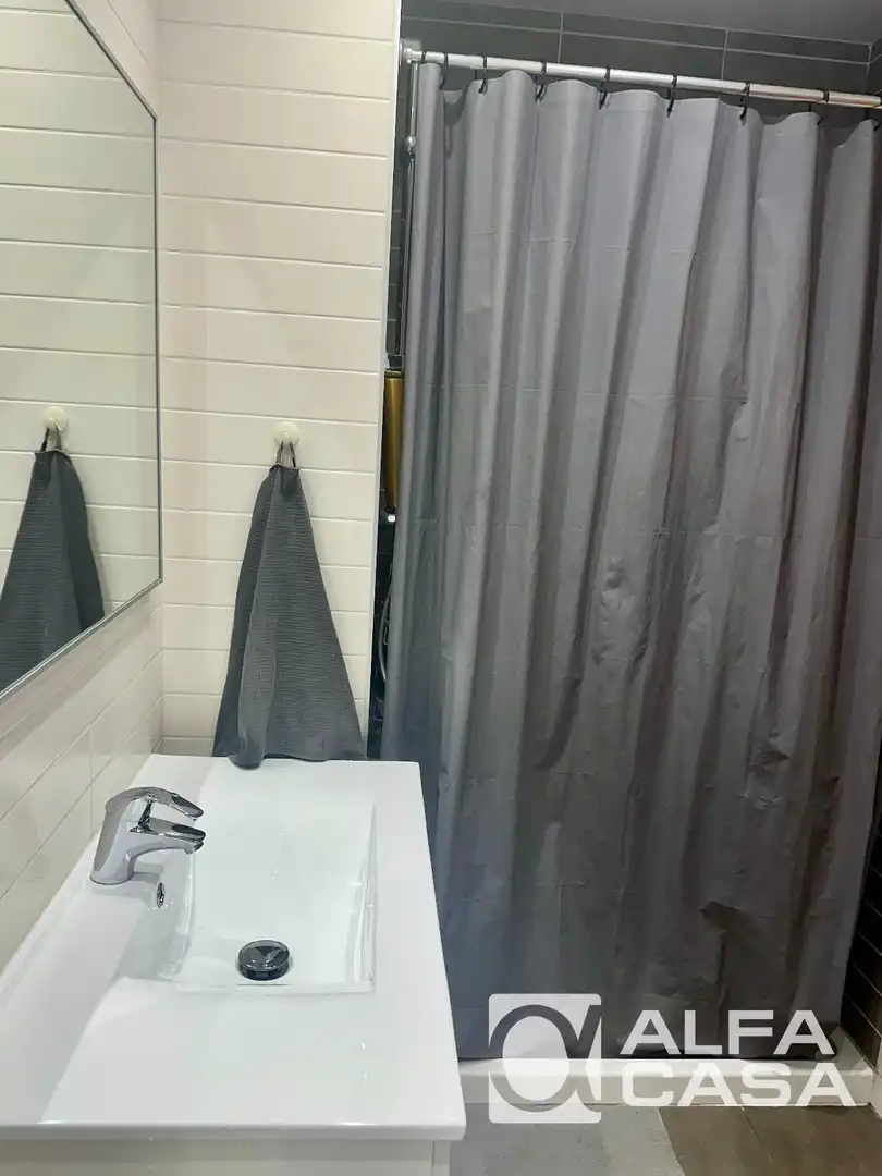 Bathroom of Flat for sale in Girona  with Air Conditioner, Heating and Terrace