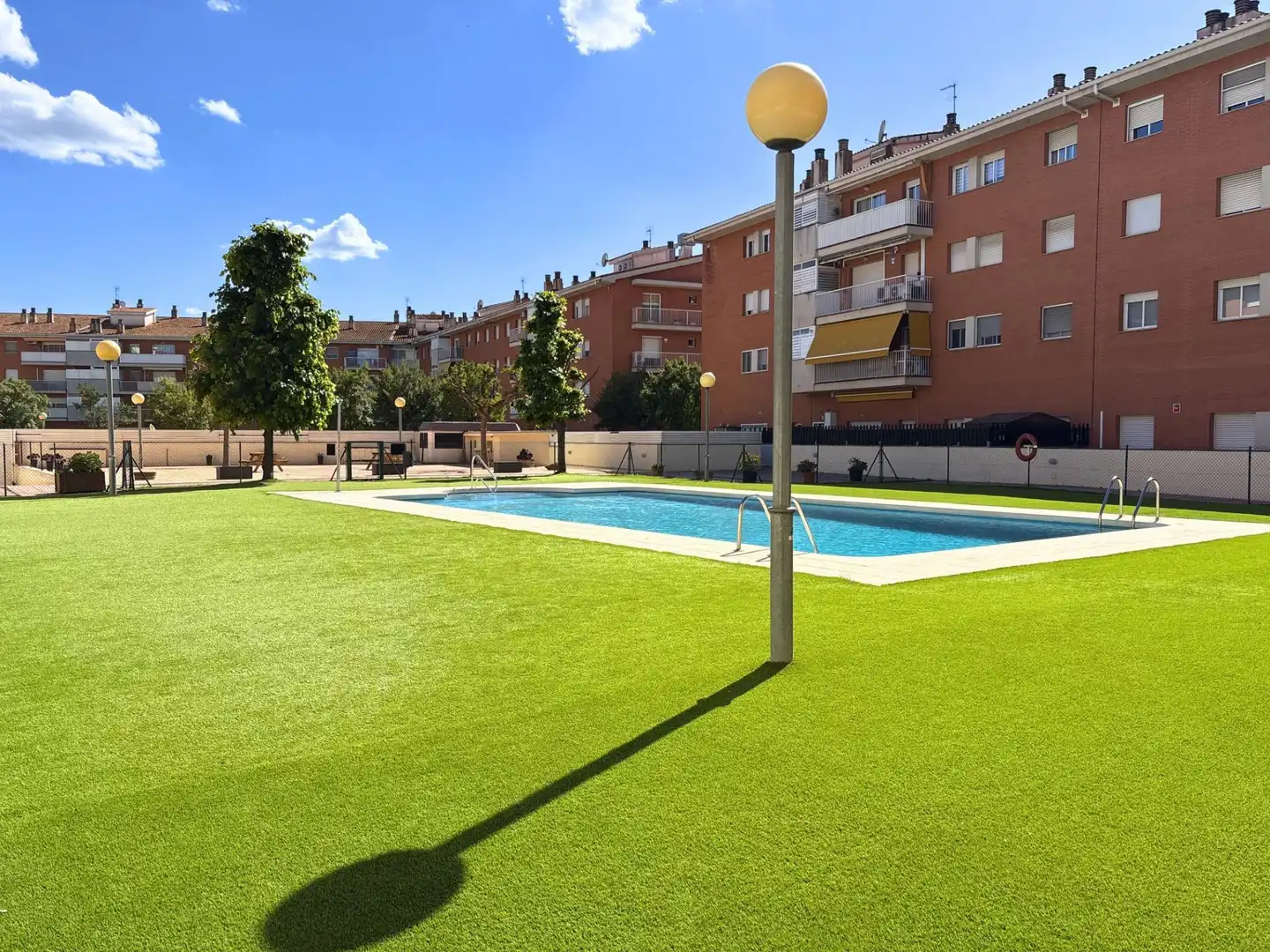 Piscina de Piso en venta en Canovelles con Aire acondicionado, Calefacción y Balcón