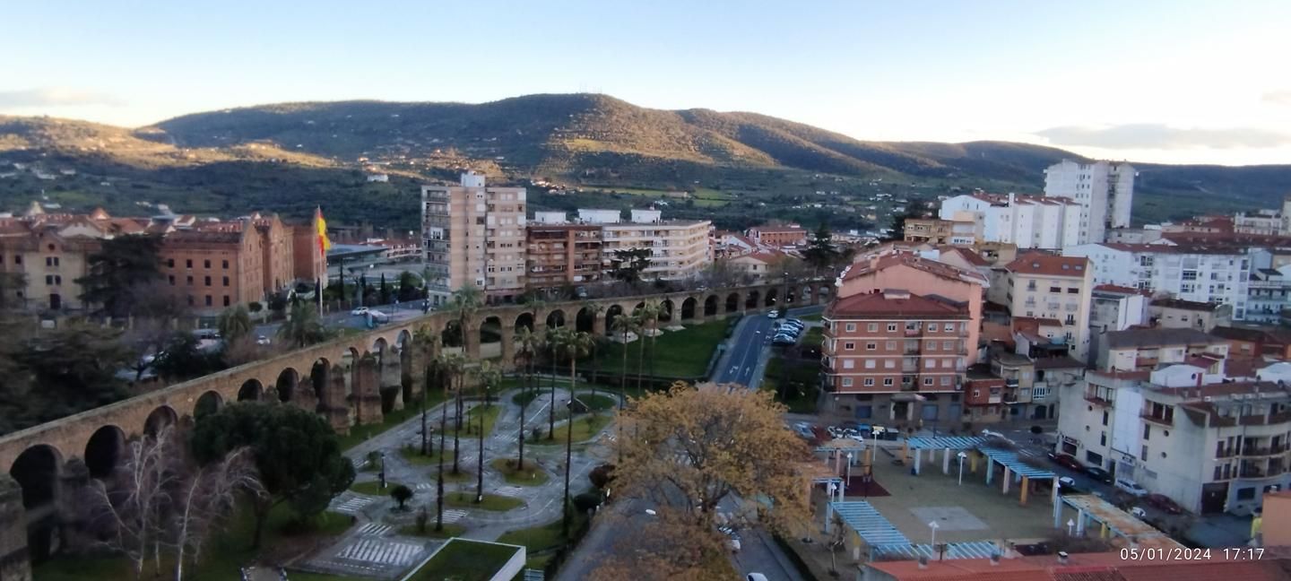 Vista exterior de Pis en venda en Plasencia amb Terrassa i Moblat