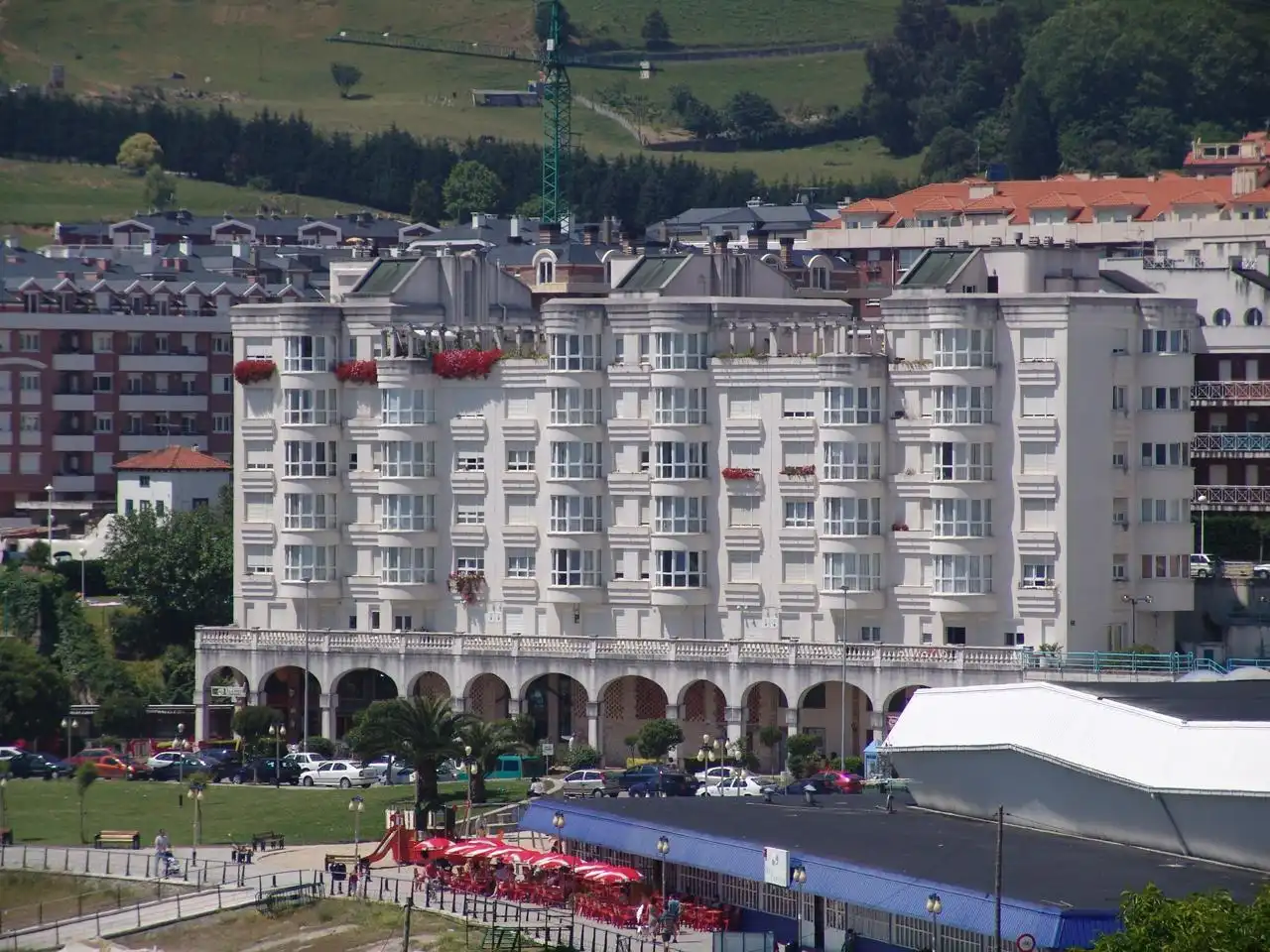 Vista exterior de Piso en venta en Castro-Urdiales con Calefacción, Parquet y Piscina comunitaria