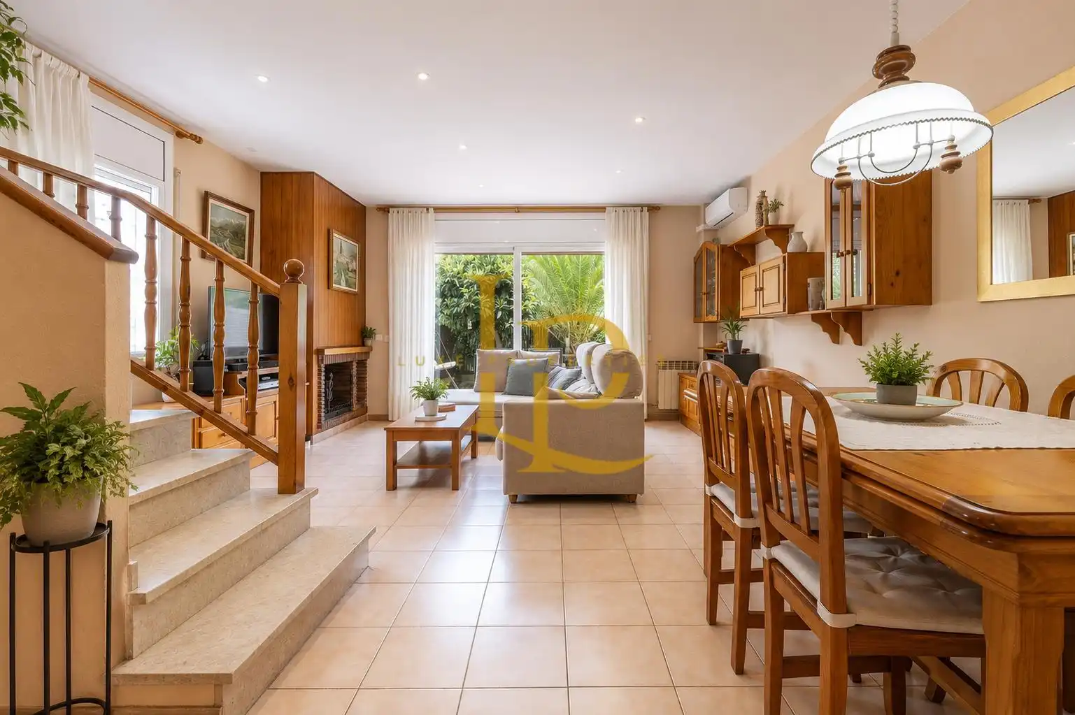 Sala de estar de Casa adosada en venta en Sant Cugat del Vallès con Aire acondicionado, Calefacción y Jardín privado