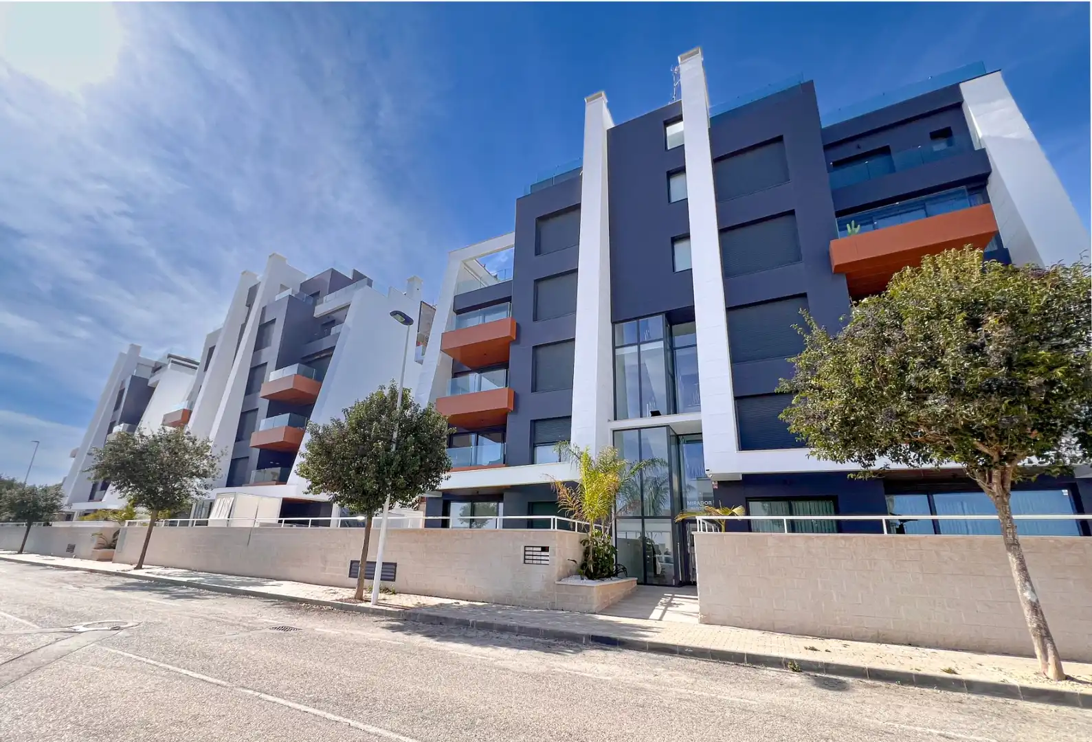Vista exterior de Planta baja en venta en Guardamar del Segura con Aire acondicionado, Jardín privado y Terraza