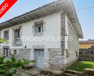 Vista exterior de Casa adosada en venda en Llanes amb Jardí privat i Parquet