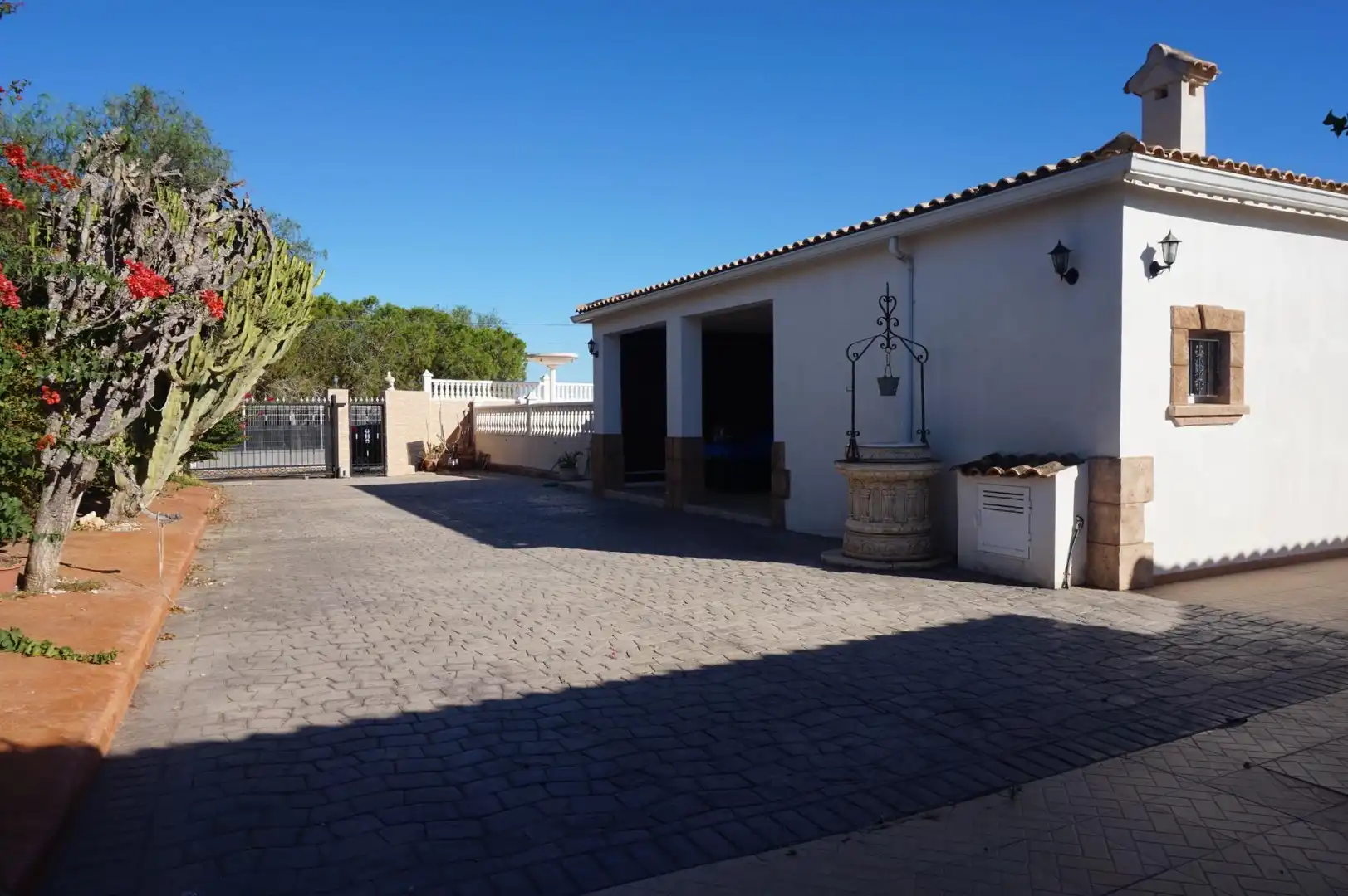 Vista exterior de Casa o xalet en venda en Elche / Elx amb Jardí privat, Terrassa i Traster