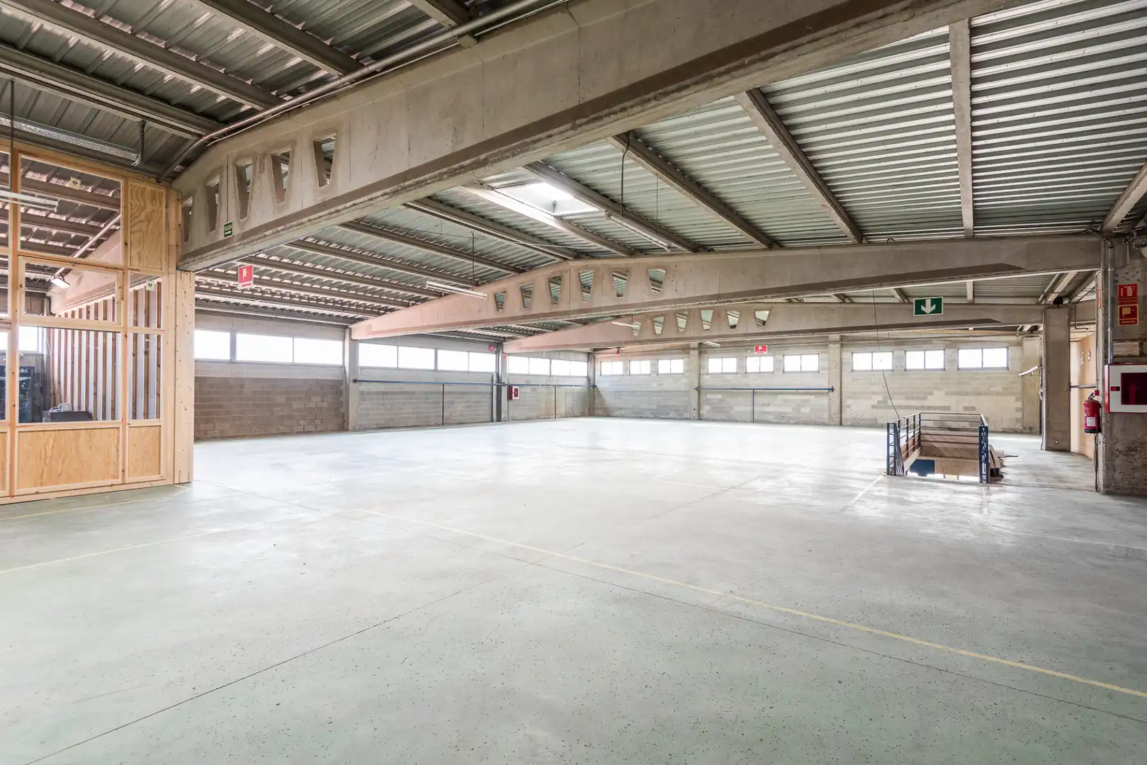 Industrial building with lift to rent in Almeda - El Corte Inglés, imagen 3