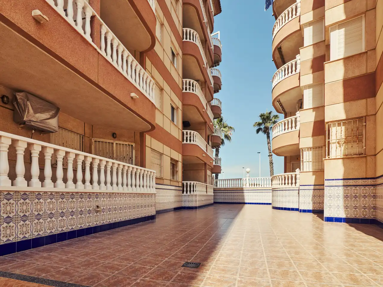Außenansicht von Wohnungen zum Verkauf in Torrevieja mit Klimaanlage, Heizung und Terrasse