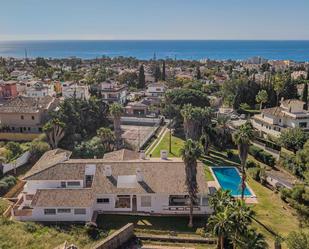 Vista exterior de Casa o xalet en venda en Marbella amb Jardí privat, Terrassa i Piscina