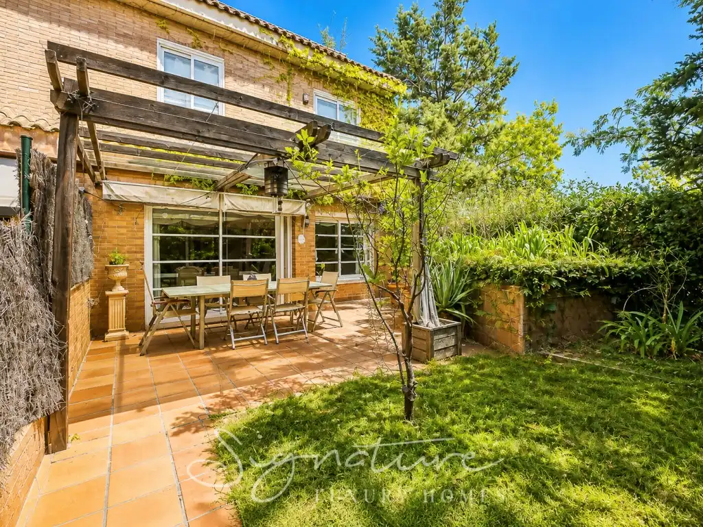Maison mitoyenne avec piscine à vendre à Calle Urals