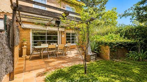 Exclusiva adosada esquinera con gran terraza, doble piscina, solárium en Mirasol Sant Cugat