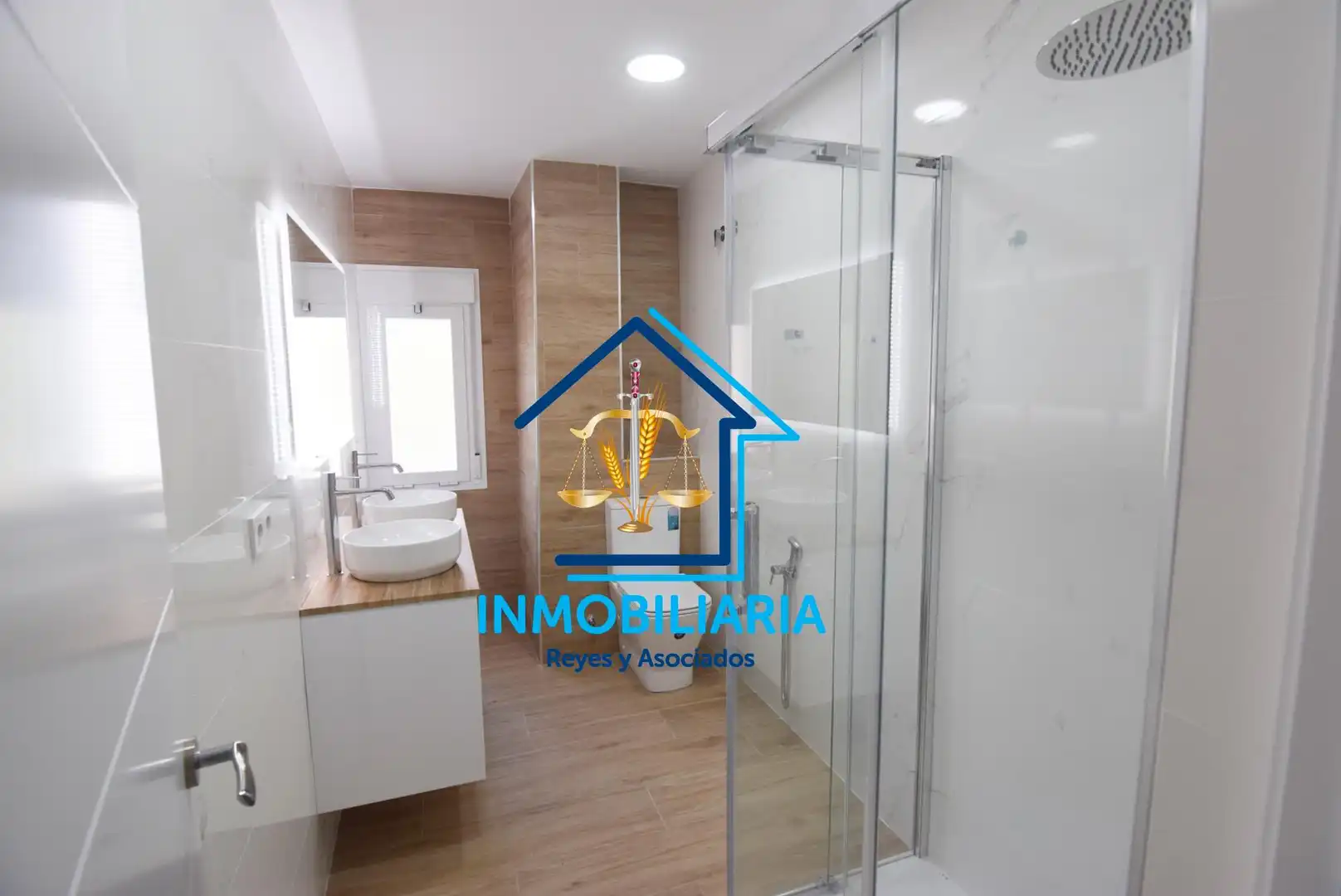 Bathroom of Flat for sale in Córdoba  with Air Conditioner and Heating
