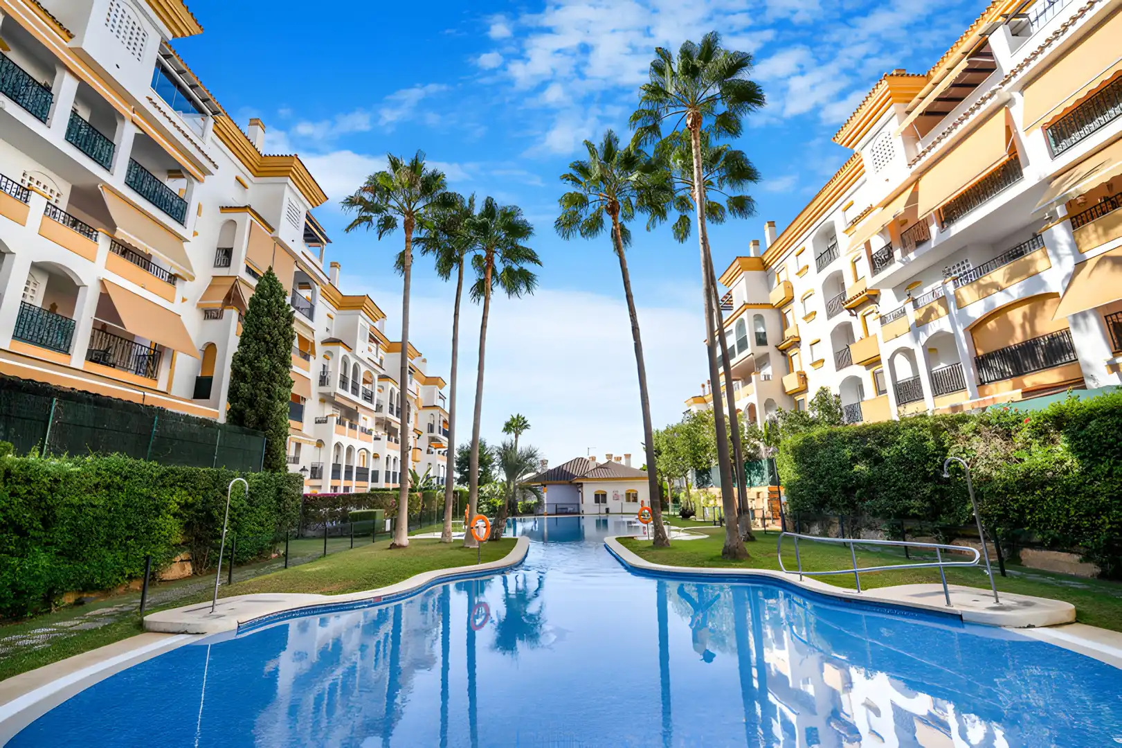 Penthouse with pool for sale in Milla de Oro