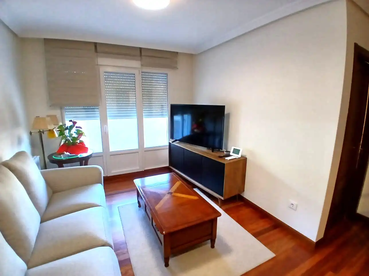 Sala d'estar de Planta baixa de lloguer en Castro-Urdiales amb Calefacció, Terrassa i Moblat