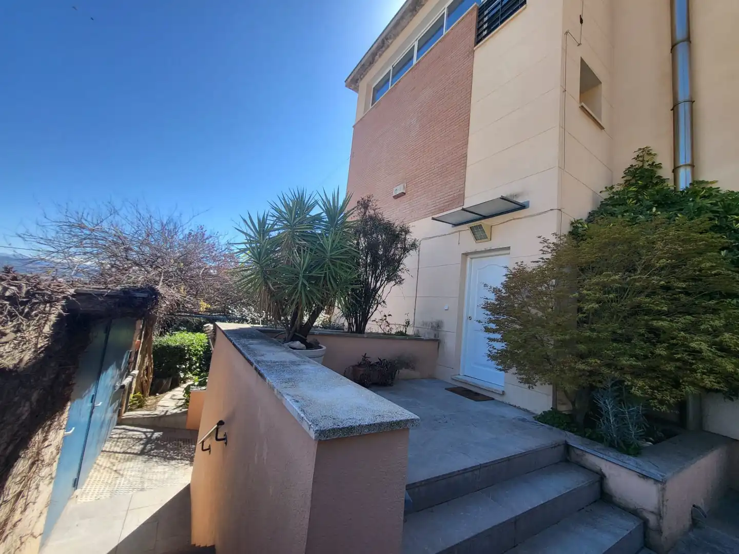 Vista exterior de Casa o xalet en venda en Albolote amb Aire condicionat, Calefacció i Jardí privat