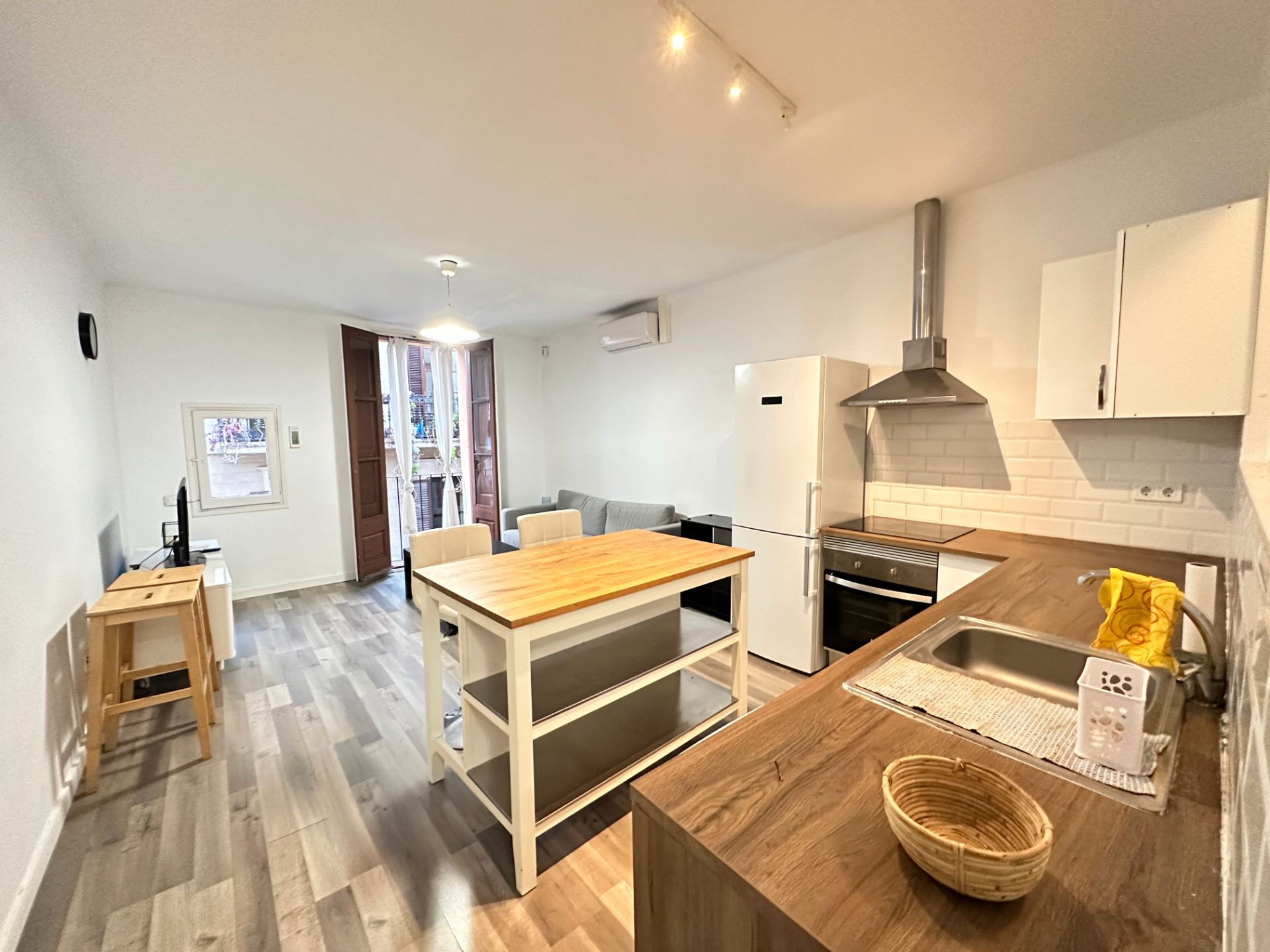 Cocina de Edificio en venta en  Barcelona Capital con Alarma