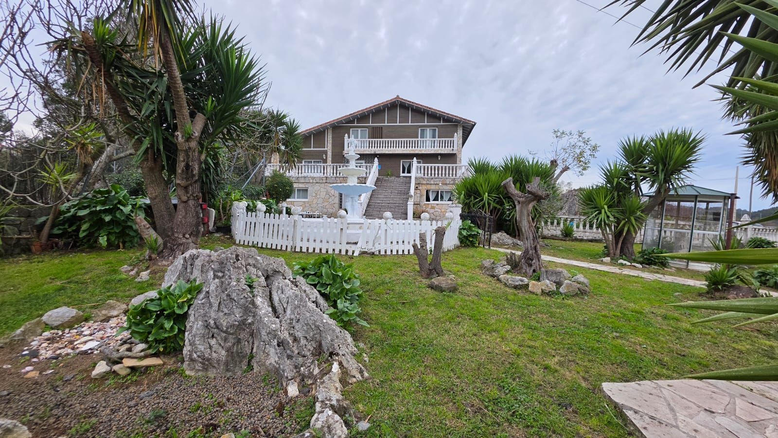 Vista exterior de Casa o chalet en venta en Castro-Urdiales con Calefacción, Jardín privado y Terraza