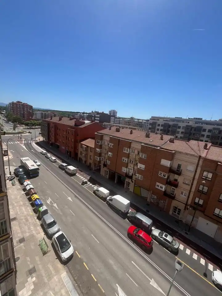 Vista exterior de Pis en venda en Burgos amb Calefacció i Moblat
