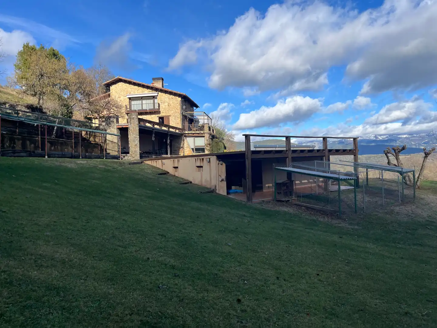 Vista exterior de Finca rústica en venda en Sant Joan Les Fonts amb Aire condicionat, Calefacció i Jardí privat