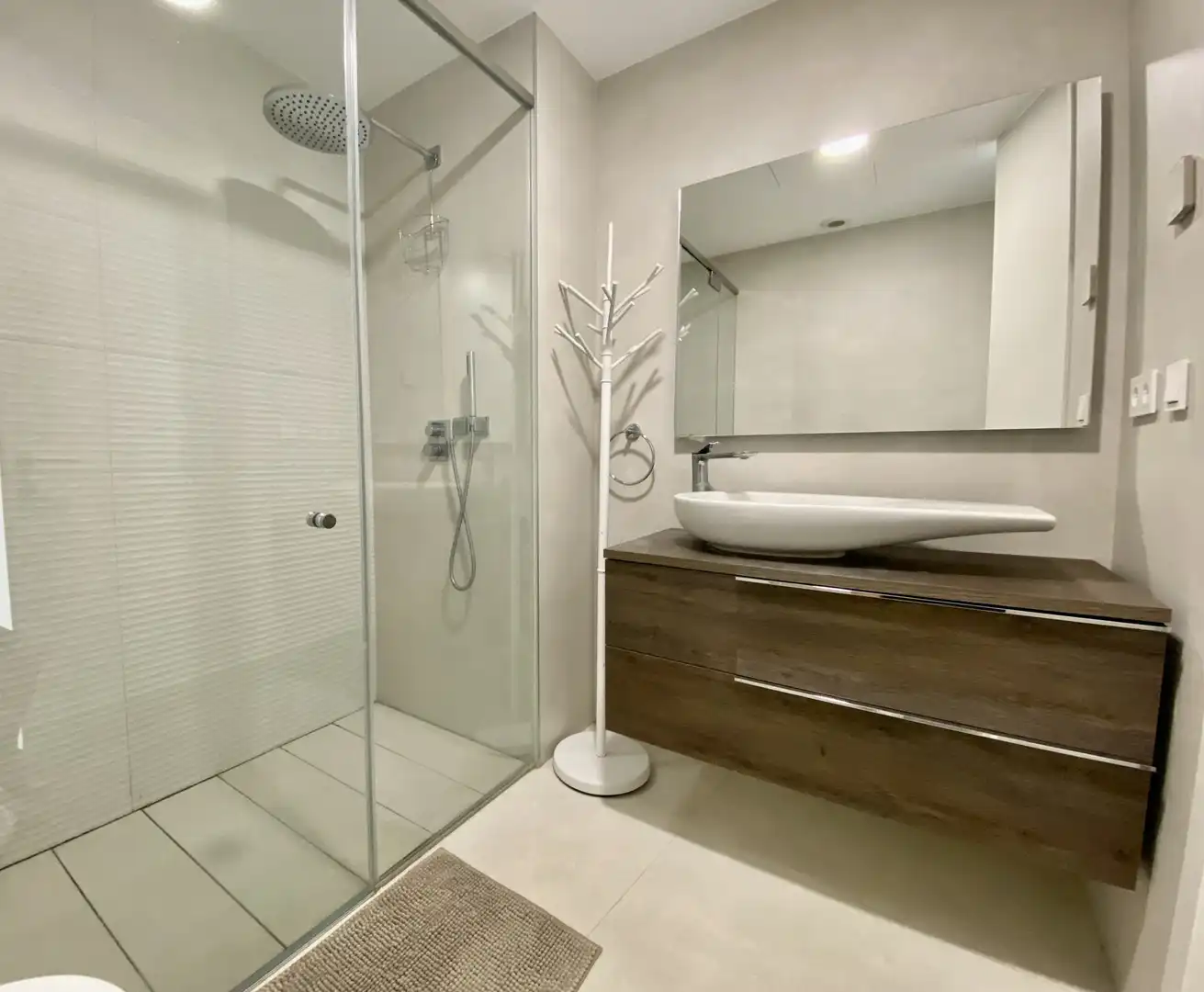 Baño de Apartamento de alquiler en Estepona con Aire acondicionado, Calefacción y Terraza