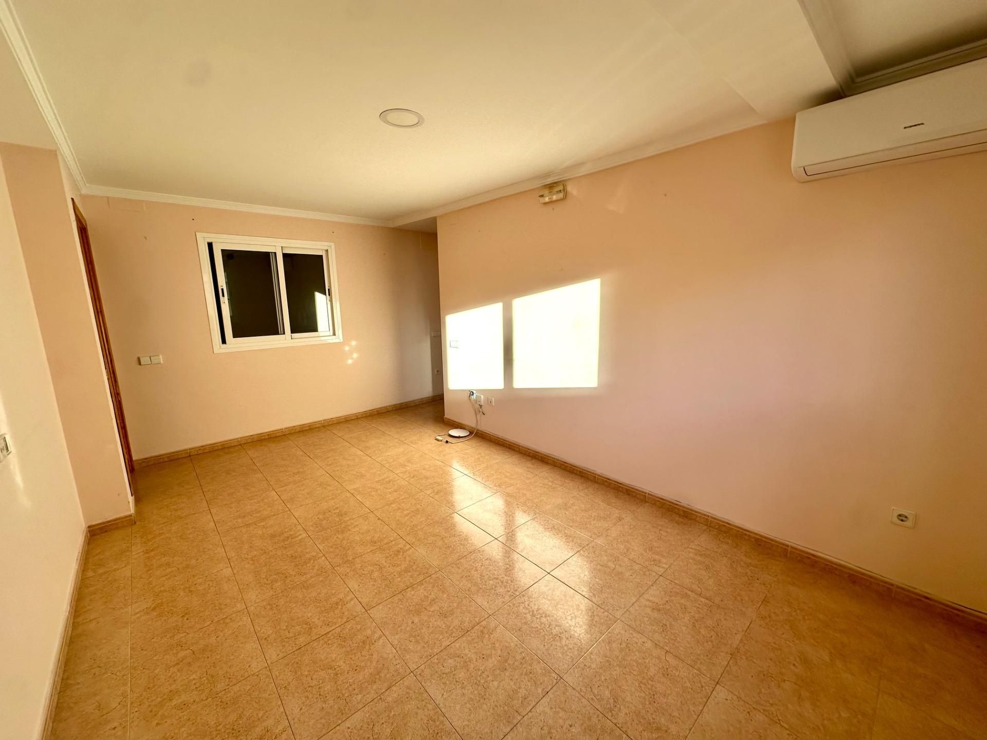Habitación de Piso en venta en Fuengirola con Aire acondicionado, Terraza y Alarma