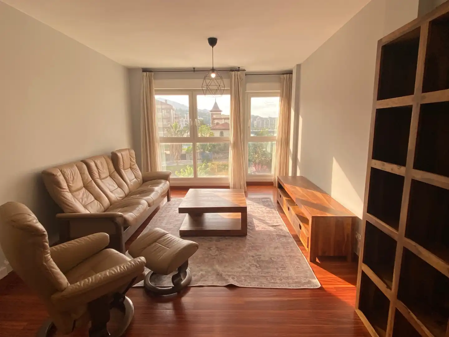 Sala de estar de Piso en venta en Castro-Urdiales con Calefacción, Trastero y Piscina