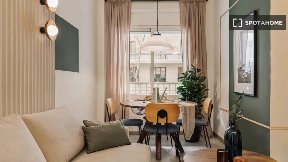 Comedor de Piso de alquiler en Barcelona con Aire acondicionado, Calefacción y Amueblado