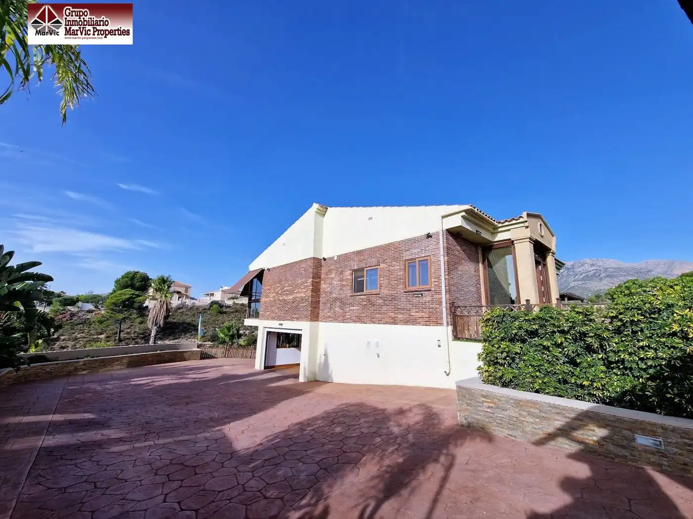 Vista exterior de Casa o xalet en venda en La Nucia amb Aire condicionat, Calefacció i Jardí privat