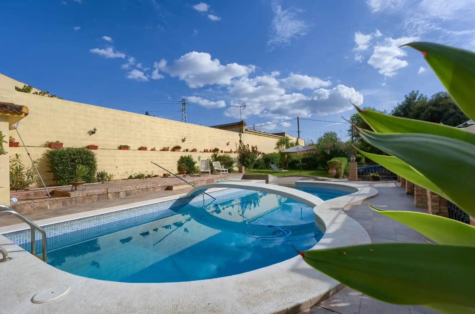 Piscina de Casa o chalet en venta en Sanlúcar la Mayor con Aire acondicionado, Calefacción y Jardín privado