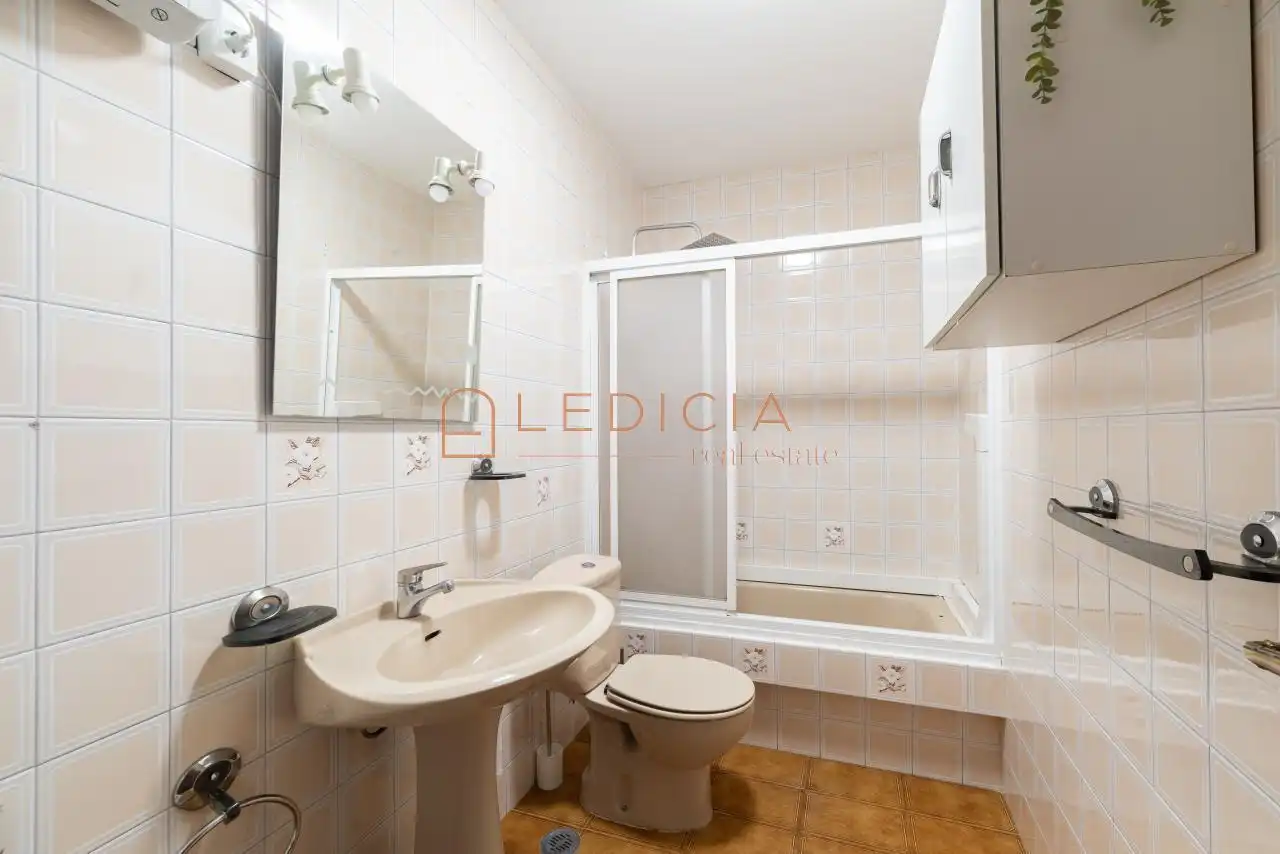 Bany de Casa o xalet en venda en Cangas  amb Calefacció, Jardí privat i Parquet