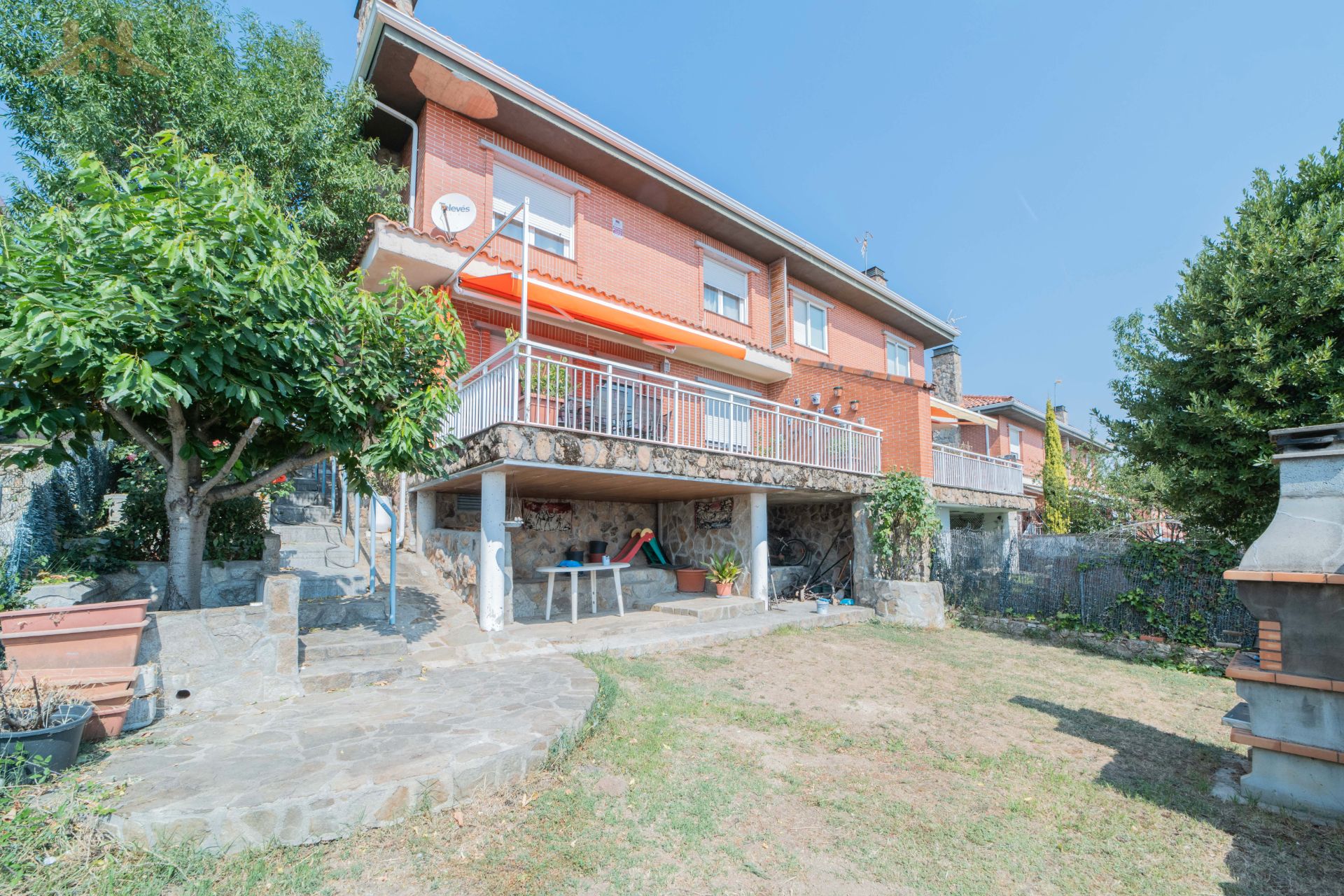 Vista exterior de Casa adosada en venta en Miraflores de la Sierra con Calefacción, Jardín privado y Terraza