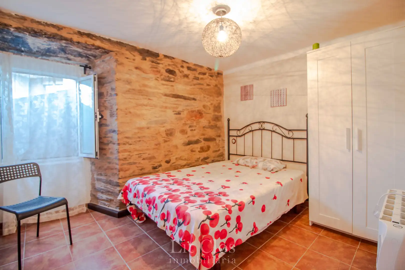 Dormitori de Casa o xalet en venda en Carballeda de Valdeorras amb Calefacció i Moblat