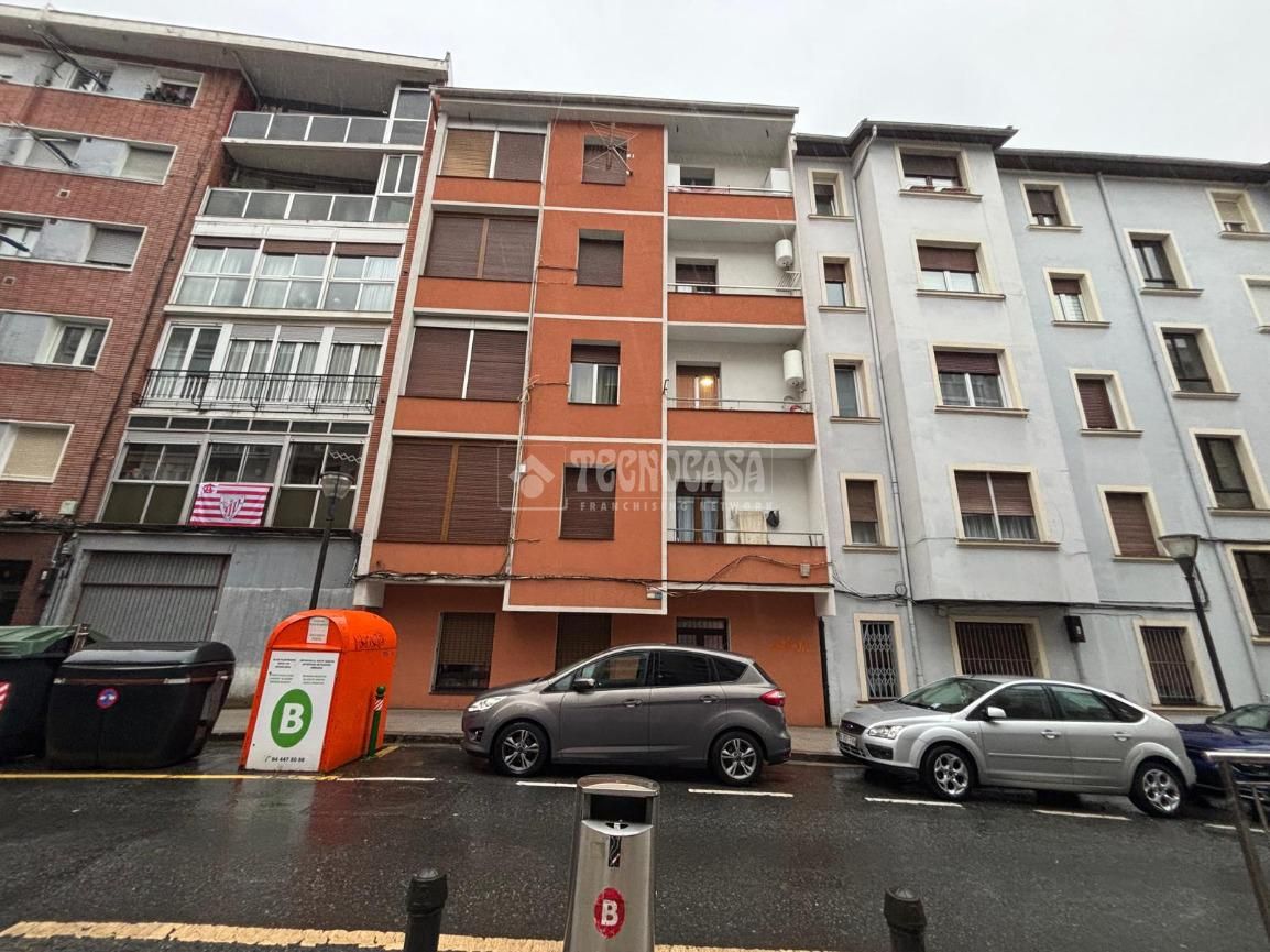 Vista exterior de Pis en venda en Bilbao  amb Calefacció i Moblat