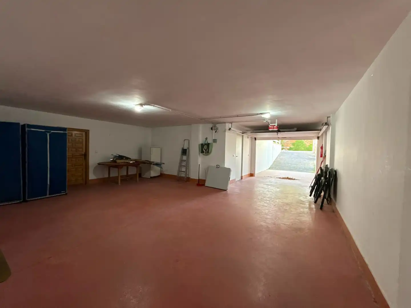 Parkplatz von Einfamilien-Reihenhaus zum Verkauf in Santa Marta de Tormes mit Klimaanlage, Heizung und Privatgarten