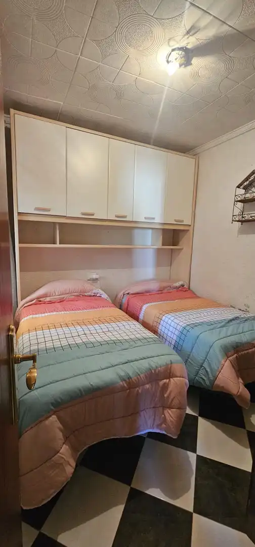 Habitación de Casa adosada en venta en Torrevieja con Jardín privado, Trastero y Amueblado