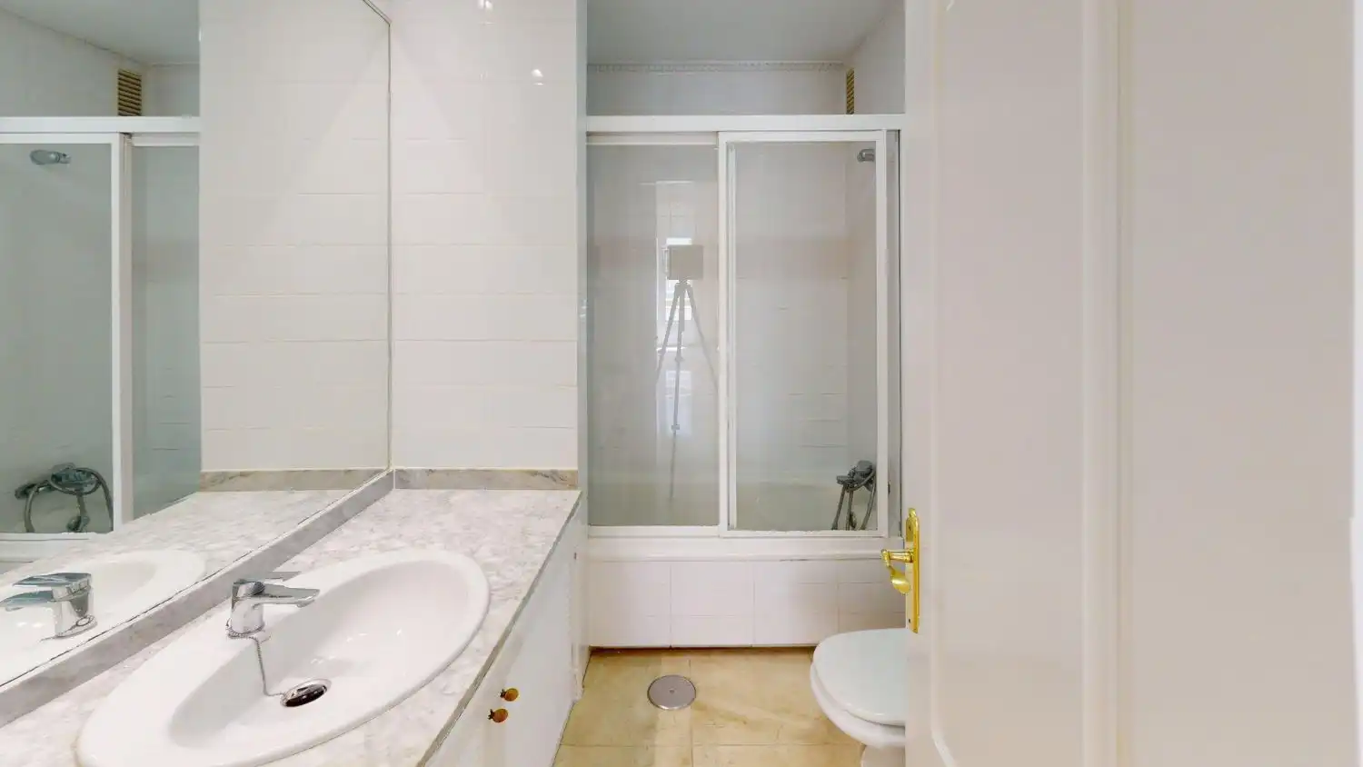 Bathroom of Flat for rent in Sevilla  with Air Conditioner, Heating and Storage room
