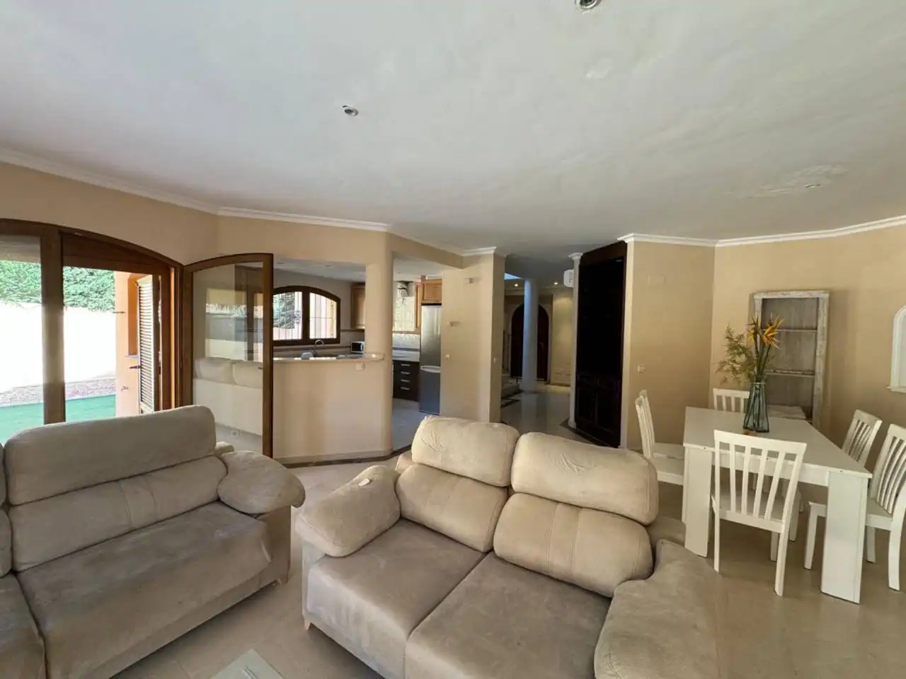 Wohnzimmer von Einfamilien-Reihenhaus zum Verkauf in Cartagena mit Klimaanlage, Privatgarten und Terrasse