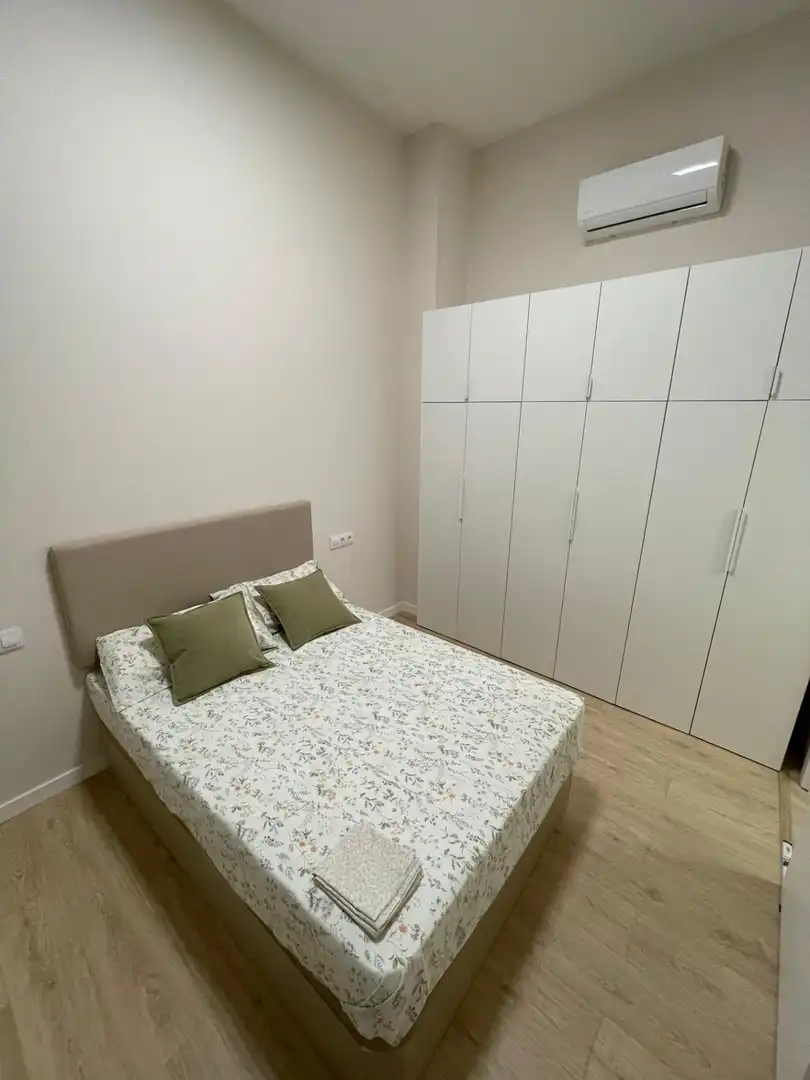 Dormitori de Apartament de lloguer en Granada amb Aire condicionat, Calefacció i Moblat