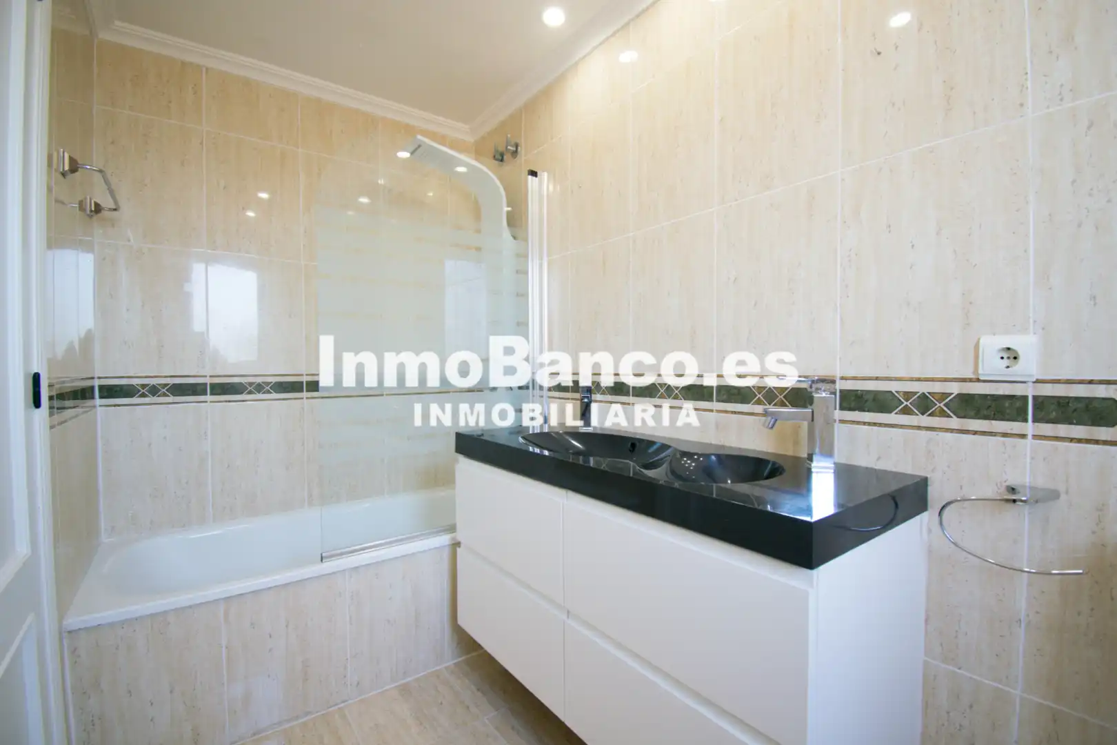 Baño de Casa adosada de alquiler en Chiva con Aire acondicionado, Jardín privado y Terraza
