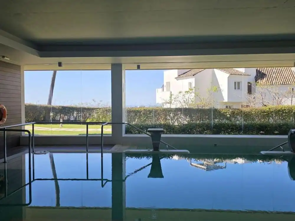 Schwimmbecken von Wohnungen zur Miete in Benahavís mit Klimaanlage, Terrasse und Schwimmbad