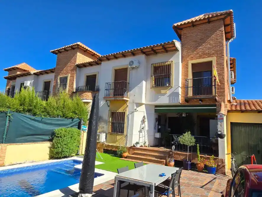 Vista exterior de Casa adosada en venda en Almodóvar del Campo amb Aire condicionat, Piscina i Balcó