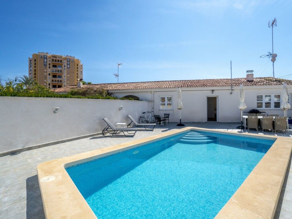 Piscina de Casa o xalet en venda en Torrevieja amb Aire condicionat, Jardí privat i Piscina