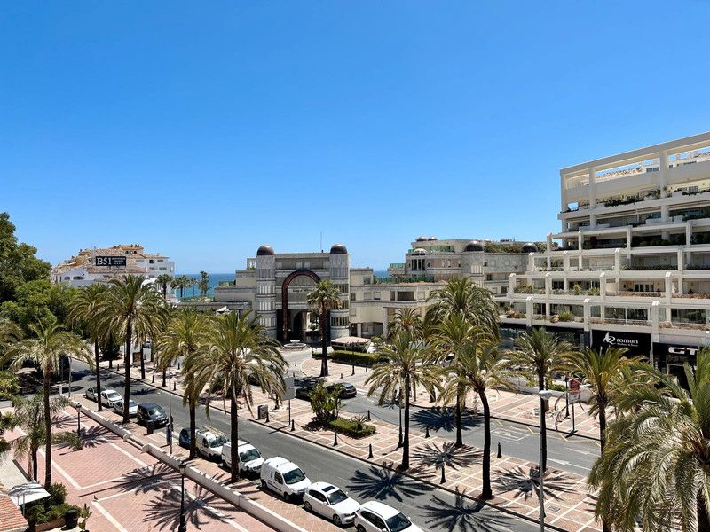 Vista exterior de Dúplex de lloguer en Estepona amb Aire condicionat, Terrassa i Traster
