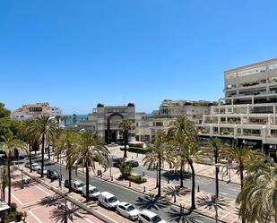 Vista exterior de Dúplex de lloguer en Estepona amb Aire condicionat, Terrassa i Traster