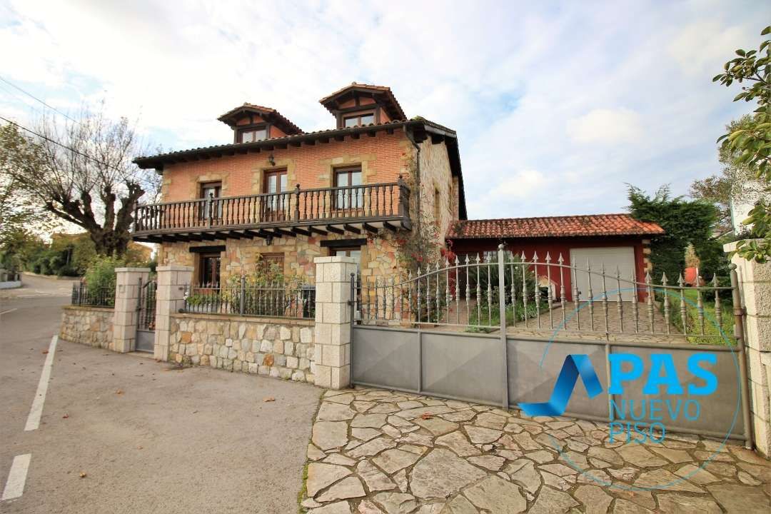 Vista exterior de Casa o xalet en venda en Santander amb Calefacció, Jardí privat i Moblat