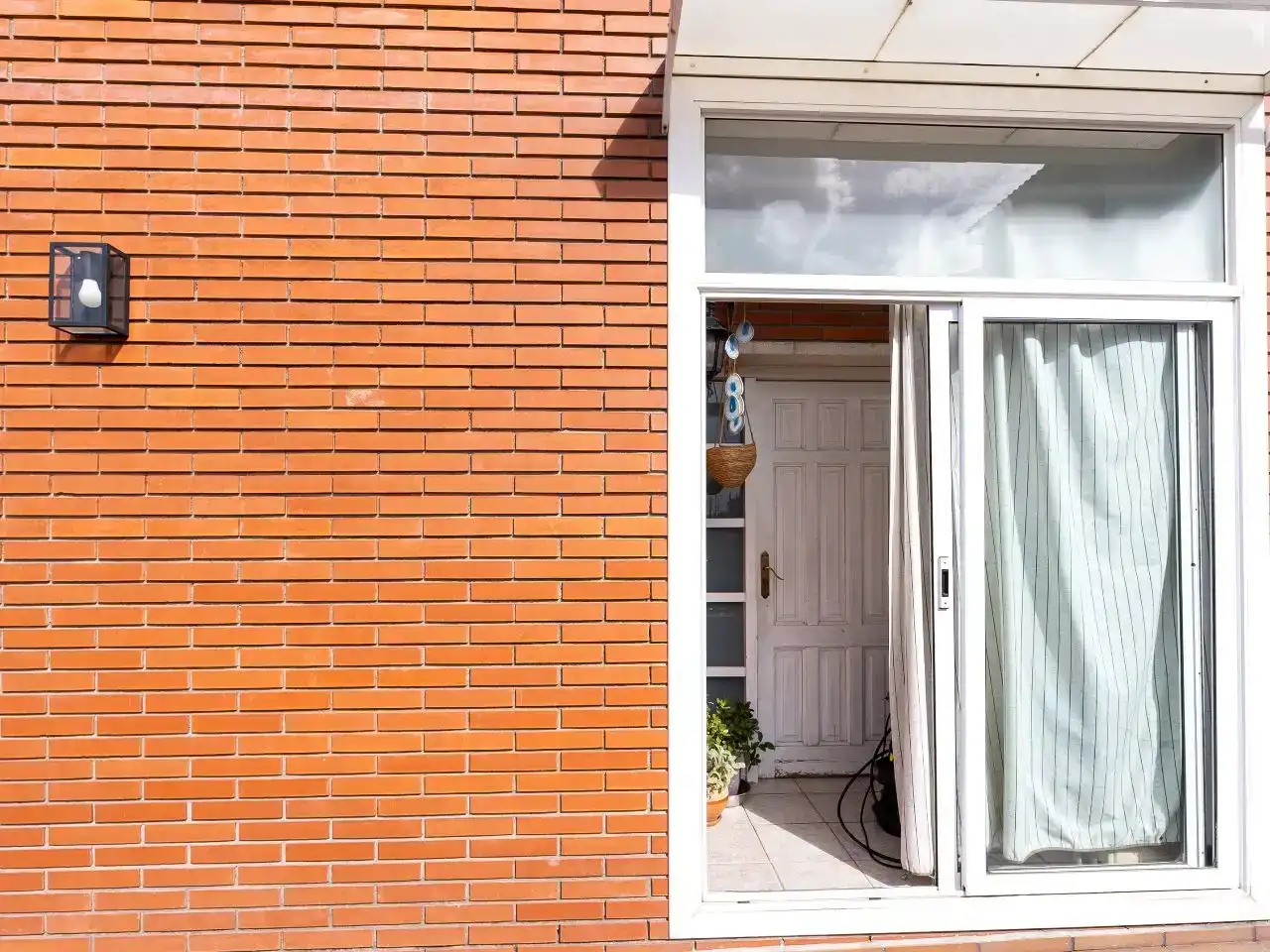Vista exterior de Piso en venta en Cerdanyola del Vallès con Aire acondicionado, Jardín privado y Trastero